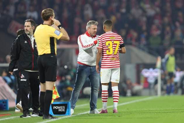 Trainer Lukas Kwasniok (1. FC Koeln) aspr Linton Maina (1. FC Koeln) waehrend des spiels der Bundesliga zwischen 1. FC Köln und Hamburger SV, RheinEnergieSTADION am 02. November 2025 in Köln, Deutschland. (Foto von Oliver Kaelke DeFodi Images) +++ Trainer Lukas Kwasniok (1. FC Koeln) speaks with Linton Maina (1. FC Koeln) during the Bundesliga match between 1. FC Köln and Hamburger SV at RheinEnergieSTADION on November 2, 2025 in Köln, Germany. (Photo by Oliver Kaelke DeFodi Images) DFL regulations prohibit any use of photographs as image sequences and or quasi-video. (Photo by Oliver Kaelke DeFodi Images) Trainer Lukas Kwasniok 1 FC Koeln aspr Linton Maina 1 FC Koeln waehrend des spiels der Bundesliga zwischen 1 FC Köln und Hamburger SV, RheinEnergieSTADION am 02 November 2025 in Köln, Germany Photo by Oliver Kaelke DeFodi Images Trainer Lukas Kwasniok 1 FC Koeln speaks with Linton Maina 1 FC Koeln during the Bundesliga match between 1 FC Köln and Hamburger SV at RheinEnergieSTADION on November 2, 2025 in Köln, Germany Photo by Oliver Kaelke DeFodi Images DFL regulations prohibit any use of photographs as image sequences and or quasi video Photo by Oliver Kaelke DeFodi Images