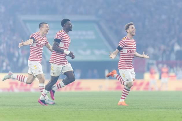 1. Fußball Bundesliga: 1. FC Köln - Hamburger SV; 02.11.2025 Jubel zum 2:0 durch Florian Kainz (1. FC Köln, 11), Tor, Torjubel 1. Fußball Bundesliga, 1. FC Köln - Hamburger SV, Rheinenergiestadion am 02.11..2025 DFL REGULATIONS PROHIBIT ANY USE OF PHOTOGRAPHS AS IMAGE SEQUENCES AND OR QUASI-VIDEO. Copyright: xBEAUTIFULxSPORTS Wunderlx