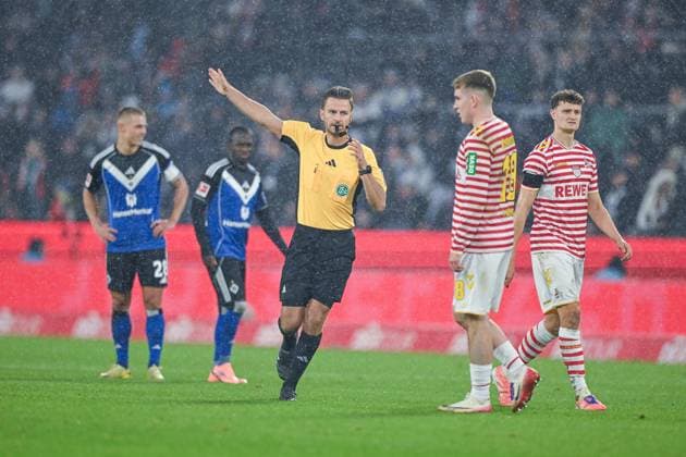 02.11.2025, Fussball, 1. Bundesliga, 6. Spieltag Saison 2025 2026, 1.FC Köln - Hamburger SV, Schiedsrichter Daniel Schlager xRHR-FOTO TKx Copyright: RHR-FOTOx RHR-FOTO TK