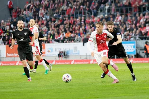 Fußball 3. Liga 13. Spieltag Rot-Weiss Essen - 1. FC Schweinfurt am 02.11.2025 im Stadion an der Hafenstraße in Essen Marvin Obuz ( Rot-Weiss Essen )
