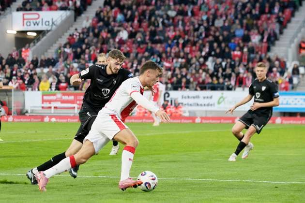 Fußball 3. Liga 13. Spieltag Rot-Weiss Essen - 1. FC Schweinfurt am 02.11.2025 im Stadion an der Hafenstraße in Essen Marvin Obuz ( Rot-Weiss Essen )