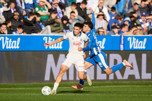 November 2, 2025, Vitoria, Alava, SPAIN: Ruben Sanchez of RCD Espanyol competes for the ball with Carles Alena of Deportivo Alaves during the LaLiga EA Sports match between Deportivo Alaves and RCD Espanyol at Mendizorrotza on November 2, 2025, in Vitoria, Spain. Vitoria SPAIN - ZUMAa181 20251102_zaa_a181_054 Copyright: xRicardoxLarreinax