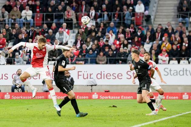 Fußball 3. Liga 13. Spieltag Rot-Weiss Essen - 1. FC Schweinfurt am 02.11.2025 im Stadion an der Hafenstraße in Essen Kaito Mizuta ( Rot-Weiss Essen )
