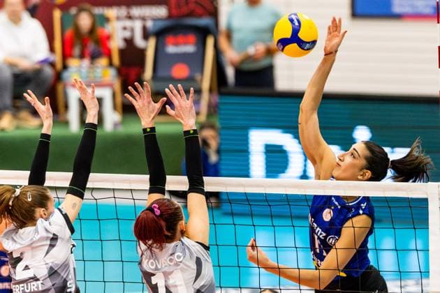 02.11.2025, GER, Volleyball, Frauen, 1.BL, Hauptrunde, Saison 25 26, Schwarz-Weiss Erfurt - Allianz MTV Stuttgart Julia De Paula Viana (Allianz MTV Stuttgart), Elizabeth Sandbothe (Schwarz-Weiss Erfurt), Isabel Kovacic (Schwarz-Weiss Erfurt) 99089 Erfurt Sporthalle Sportanlage Rieths Thüringen Deutschland