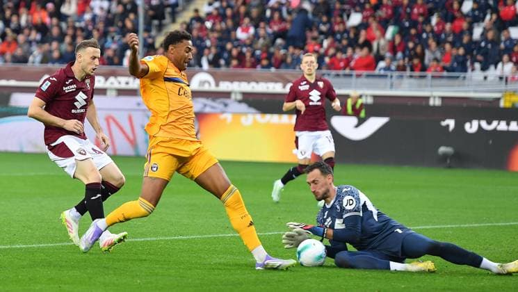 November 2, 2025, Turin, Italy: Torino s Alberto Paleari and Pisa s Hentik Meister in action during the Italian Serie A soccer match Torino FC vs Pisa SC at the Olimpico Grande Torino Stadium in Turin, Italy, 2 november 2025 ANSA ALESSANDRO DI MARCO. Serie A: Torino FC Vs Pisa SC  - ZUMAa110 20251102_zaf_a110_047 Copyright: xAlessandroxxxxxxxxDixMarcox