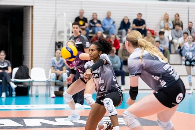 1. Volleyball Bundesliga Frauen: Schwarz-Weiss Erfurt vs. Allianz MTV Stuttgart; Erfurt; 02.11.2025 Alianza Darley ( 14; Schwarz-Weiss Erfurt )1. Volleyball Bundesliga Frauen: Schwarz-Weiss Erfurt vs. Allianz MTV Stuttgart; Riethsporthalle Erfurt; 02.11.2025 Copyright: xBEAUTIFULxSPORTS Duehringx