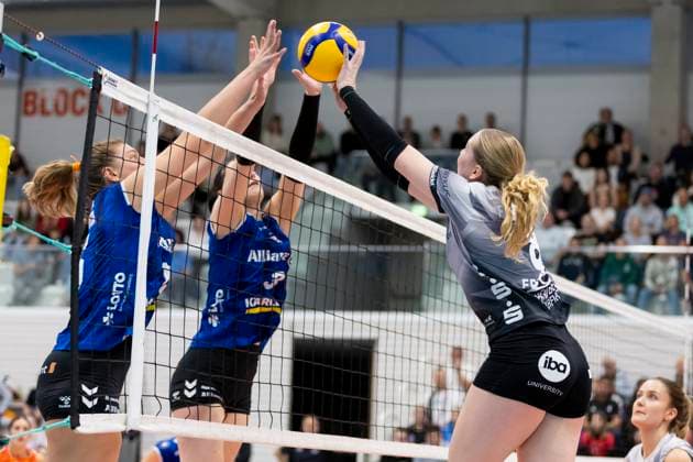 1. Volleyball Bundesliga Frauen: Schwarz-Weiss Erfurt vs. Allianz MTV Stuttgart; Erfurt; 02.11.2025 Lea Feistritzer ( 8; Schwarz-Weiss Erfurt) gegen Melani Shaffmaster ( 15; Allianz MTV Stuttgart)(links) und Zoe Jichová ( 3; Schwarz-Weiss Erfurt) (Bildmitte) 1. Volleyball Bundesliga Frauen: Schwarz-Weiss Erfurt vs. Allianz MTV Stuttgart; Riethsporthalle Erfurt; 02.11.2025 Copyright: xBEAUTIFULxSPORTS Duehringx
