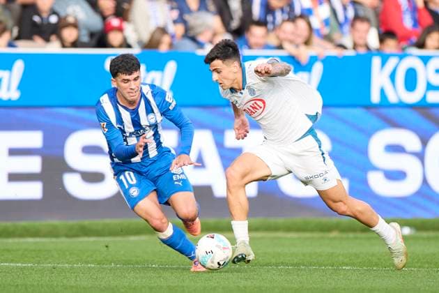 November 2, 2025, Vitoria, Alava, SPAIN: Ruben Sanchez of RCD Espanyol competes for the ball with Carles Alena of Deportivo Alaves during the LaLiga EA Sports match between Deportivo Alaves and RCD Espanyol at Mendizorrotza on November 2, 2025, in Vitoria, Spain. Vitoria SPAIN - ZUMAa181 20251102_zaa_a181_062 Copyright: xRicardoxLarreinax