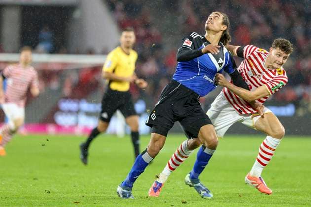 Köln, Deutschland, 02.11.25: Yussuf Poulsen (Hamburger SV) und Eric Martel (1. FC Köln) im Kampf um den Ball waehrend des Spiels der Bundesliga zwischen 1. FC Köln vs Hamburger SV in der RheinEnergieStadion Köln RheinEnergieStadion North Rhine-Westphalia Germany Copyright: xBrauer-Fotoagenturx xAdrianxSchlx