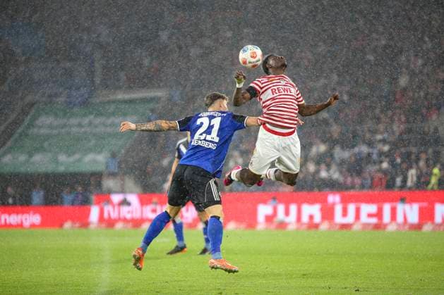 Köln, Deutschland, 02.11.25: Nicolai Remberg (Hamburger SV) und Ragnar Ache (1. FC Köln) im Kampf um den Ball waehrend des Spiels der Bundesliga zwischen 1. FC Köln vs Hamburger SV in der RheinEnergieStadion Köln RheinEnergieStadion North Rhine-Westphalia Germany Copyright: xBrauer-Fotoagenturx xAdrianxSchlx