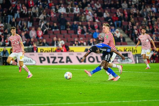 Fußball I Herren I Saison 2025-2026 I Bundesliga I 9. Spieltag I 1. FC Köln - Hamburger SV I 02.11.2025 Albert Sambi Lokonga (6, Hamburger SV) Köln Rheinenergiestadion Nordrhein-Westfalen Deutschland Copyright: xLobecax xHenningxRohlfsx