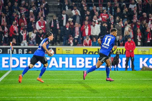 Fußball I Herren I Saison 2025-2026 I Bundesliga I 9. Spieltag I 1. FC Köln - Hamburger SV I 02.11.2025 Rayan Philippe (14, Hamburger SV) und Ransford-Yeboah Königsdörffer (11, Hamburger SV) holen nach dem Treffer den Ball aus dem Tor. Köln Rheinenergiestadion Nordrhein-Westfalen Deutschland Copyright: xLobecax xHenningxRohlfsx