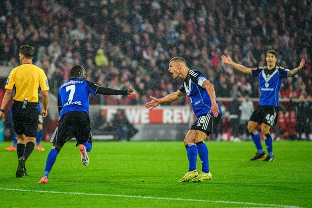 Fußball I Herren I Saison 2025-2026 I Bundesliga I 9. Spieltag I 1. FC Köln - Hamburger SV I 02.11.2025 Jean-Luc DompÃ (7, Hamburger SV), Miro Muheim (28, Hamburger SV), Luka Vuskovic (44, Hamburger SV) Köln Rheinenergiestadion Nordrhein-Westfalen Deutschland Copyright: xLobecax xHenningxRohlfsx