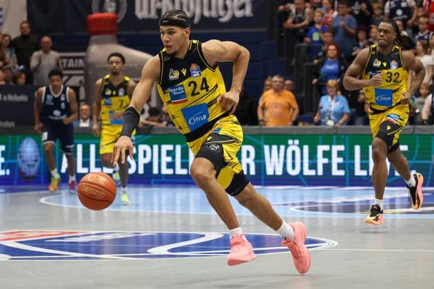 Brandon Tischler (MHP Riesen Ludwigsburg, 24) am Ball, Syntainics MBC vs. MHP Riesen Ludwigsburg, Basketball, easycredit Basketball Bundesliga, 6. Spieltag, Saison 2025 2026, 02.11.2025, Syntainics MBC vs. MHP Riesen Ludwigsburg, Basketball, easycredit Basketball Bundesliga, 6. Spieltag, Saison 2025 2026, 02.11.2025 Weissenfels Copyright: xEibner-Pressefoto LauraxRoemerx EP_LRR