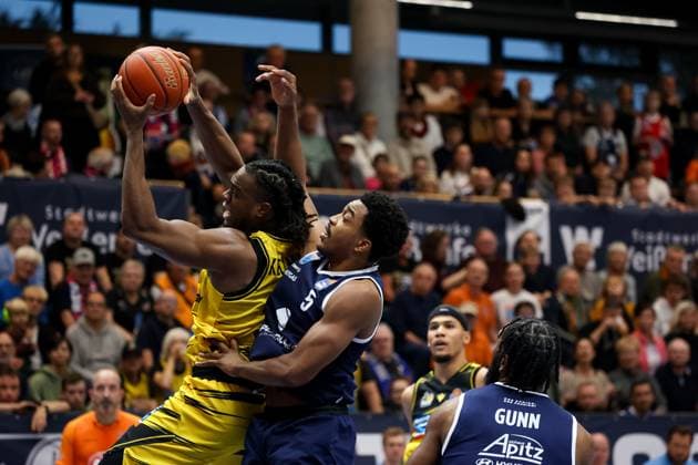 Keeshawn Kellman (MHP Riesen Ludwigsburg, 32) am Ball, Zweikampf, Duell, Kampf mit Marcus Foster (SYNTAINICS MBC, 05) , Syntainics MBC vs. MHP Riesen Ludwigsburg, Basketball, easycredit Basketball Bundesliga, 6. Spieltag, Saison 2025 2026, 02.11.2025, Syntainics MBC vs. MHP Riesen Ludwigsburg, Basketball, easycredit Basketball Bundesliga, 6. Spieltag, Saison 2025 2026, 02.11.2025 Weissenfels Copyright: xEibner-Pressefoto LauraxRoemerx EP_LRR