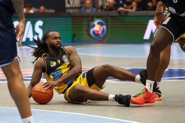 Tray Buchanan (MHP Riesen Ludwigsburg, 02) geht zu Boden nach Foul, Syntainics MBC vs. MHP Riesen Ludwigsburg, Basketball, easycredit Basketball Bundesliga, 6. Spieltag, Saison 2025 2026, 02.11.2025, Syntainics MBC vs. MHP Riesen Ludwigsburg, Basketball, easycredit Basketball Bundesliga, 6. Spieltag, Saison 2025 2026, 02.11.2025 Weissenfels Copyright: xEibner-Pressefoto LauraxRoemerx EP_LRR