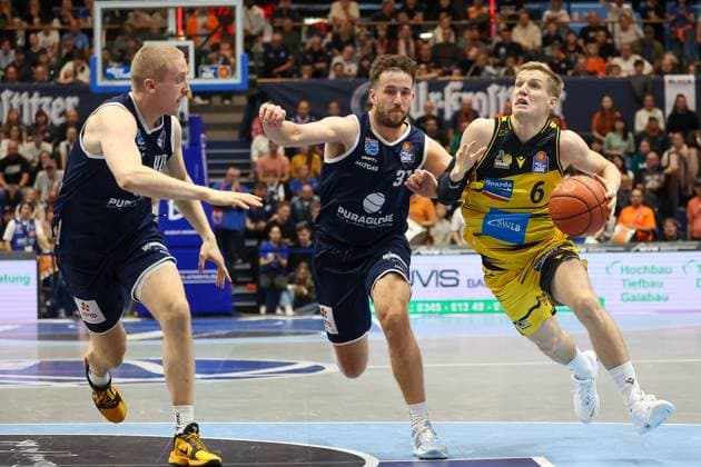 Johannes Patrick (MHP Riesen Ludwigsburg, 06) setzt sich gegen Spencer Reaves (SYNTAINICS MBC, 31) durch, Zweikampf, Duell, Kampf, Syntainics MBC vs. MHP Riesen Ludwigsburg, Basketball, easycredit Basketball Bundesliga, 6. Spieltag, Saison 2025 2026, 02.11.2025, Syntainics MBC vs. MHP Riesen Ludwigsburg, Basketball, easycredit Basketball Bundesliga, 6. Spieltag, Saison 2025 2026, 02.11.2025 Weissenfels Copyright: xEibner-Pressefoto LauraxRoemerx EP_LRR