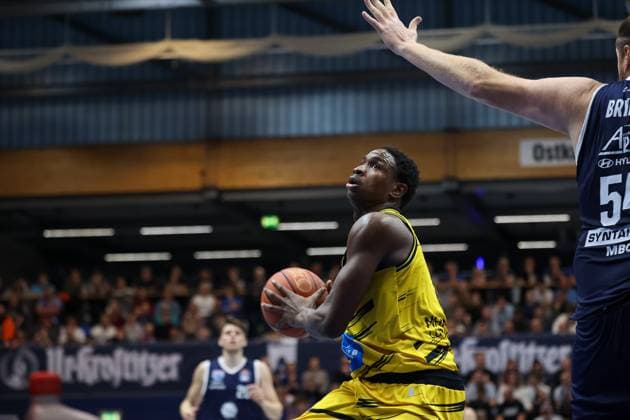 Babacar Sane (MHP Riesen Ludwigsburg, 00) am Ball, Syntainics MBC vs. MHP Riesen Ludwigsburg, Basketball, easycredit Basketball Bundesliga, 6. Spieltag, Saison 2025 2026, 02.11.2025, Syntainics MBC vs. MHP Riesen Ludwigsburg, Basketball, easycredit Basketball Bundesliga, 6. Spieltag, Saison 2025 2026, 02.11.2025 Weissenfels Copyright: xEibner-Pressefoto LauraxRoemerx EP_LRR