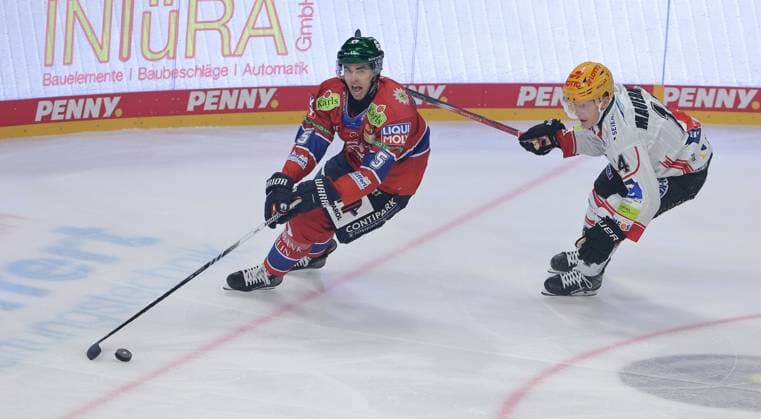 Mitchell Reinke, Ross Mauermann Zweikampf Spielszene Aktion Eishockey Penny DEL Deutsche Eishockey Liga 17. Spieltag Saison 2025 2026 02.11.2025 EHC Eisbären Berlin EBB vs. Fischtown Pinguins Bremerhaven