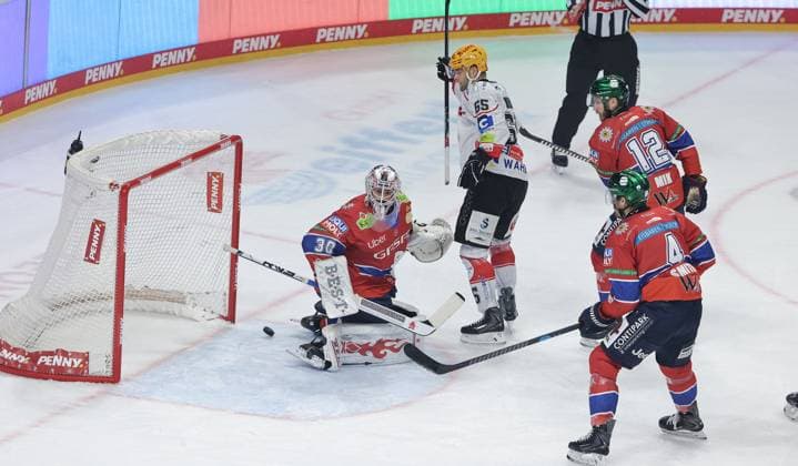 Torwart Jake Hildebrand kassiert das 0:2 durch Alexander Friesen (nicht im Bild) Christian Wejse, Adam Smith, Eric Mik Zweikampf Spielszene Aktion Eishockey Penny DEL Deutsche Eishockey Liga 17. Spieltag Saison 2025 2026 02.11.2025 EHC Eisbären Berlin EBB vs. Fischtown Pinguins Bremerhaven