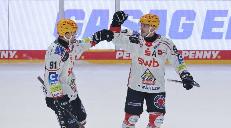 re. Alexander Friesen jubelt nach 0:2 mit Miha Verlic Freude Emotion Jubel Freude Emotion Jubel Eishockey Penny DEL Deutsche Eishockey Liga 17. Spieltag Saison 2025 2026 02.11.2025 EHC Eisbären Berlin EBB vs. Fischtown Pinguins Bremerhaven