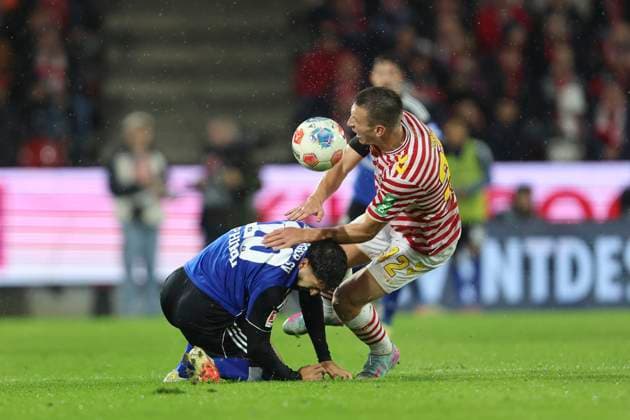 Immanuel Pherai (Hamburger SV) und Kristoffer Lund (1. FC Koeln) im Zweikampf waehrend des spiels der Bundesliga zwischen 1. FC Köln und Hamburger SV, RheinEnergieSTADION am 02. November 2025 in Köln, Deutschland. (Foto von Oliver Kaelke DeFodi Images) +++ Immanuel Pherai (Hamburger SV) und Kristoffer Lund (1. FC Koeln) battle for the ball during the Bundesliga match between 1. FC Köln and Hamburger SV at RheinEnergieSTADION on November 2, 2025 in Köln, Germany. (Photo by Oliver Kaelke DeFodi Images) DFL regulations prohibit any use of photographs as image sequences and or quasi-video. (Photo by Oliver Kaelke DeFodi Images) Immanuel Pherai Hamburger SV and Kristoffer Lund 1 FC Koeln in a duel during the Bundesliga match between 1 FC Köln and Hamburger SV, RheinEnergieSTADION on November 02, 2025 in Köln, Germany Photo by Oliver Kaelke DeFodi Images Immanuel Pherai Hamburger SV and Kristoffer Lund 1 FC Koeln battle for the ball during the Bundesliga match between 1 FC Köln and Hamburger SV at RheinEnergieSTADION on November 2, 2025 in Köln, Germany Photo by Oliver Kaelke DeFodi Images DFL regulations prohibit any use of photographs as image sequences and or quasi video Photo by Oliver Kaelke DeFodi Images