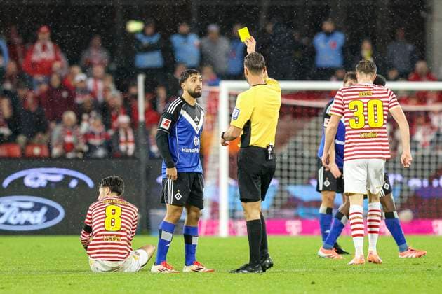 Köln, Deutschland, 02.11.25: Immanuel Pherai (Hamburger SV) erhaelt die gelbe Karte von Schiedsrichter Daniel Schlager waehrend des Spiels der Bundesliga zwischen 1. FC Köln vs Hamburger SV in der RheinEnergieStadion Köln RheinEnergieStadion North Rhine-Westphalia Germany Copyright: xBrauer-Fotoagenturx xAdrianxSchlx