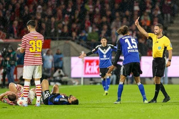Köln, Deutschland, 02.11.25: Immanuel Pherai (Hamburger SV) erhaelt die gelb-Rote Karte von Schiedsrichter Daniel Schlager waehrend des Spiels der Bundesliga zwischen 1. FC Köln vs Hamburger SV in der RheinEnergieStadion Köln RheinEnergieStadion North Rhine-Westphalia Germany *** Cologne, Germany, 02 11 25 Immanuel Pherai Hamburger SV receives the yellow red card from referee Daniel Schlager during the Bundesliga match between 1 FC Köln vs Hamburger SV at the RheinEnergieStadion Köln RheinEnergieStadion North Rhine Westphalia Germany Copyright: xBrauer-Fotoagenturx xAdrianxSchlx