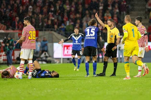 Köln, Deutschland, 02.11.25: Immanuel Pherai (Hamburger SV) erhaelt die gelb-Rote Karte von Schiedsrichter Daniel Schlager waehrend des Spiels der Bundesliga zwischen 1. FC Köln vs Hamburger SV in der RheinEnergieStadion Köln RheinEnergieStadion North Rhine-Westphalia Germany Copyright: xBrauer-Fotoagenturx xAdrianxSchlx
