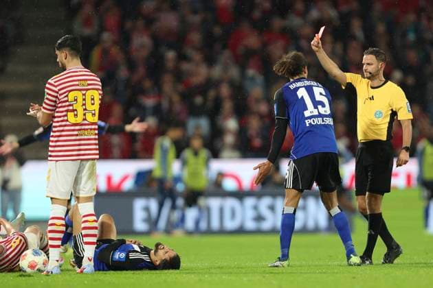 Immanuel Pherai (Hamburger SV) erhaelt die gelb-rote Karte waehrend des spiels der Bundesliga zwischen 1. FC Köln und Hamburger SV, RheinEnergieSTADION am 02. November 2025 in Köln, Deutschland. (Foto von Oliver Kaelke DeFodi Images) +++ Immanuel Pherai (Hamburger SV) gets the yellow red card during the Bundesliga match between 1. FC Köln and Hamburger SV at RheinEnergieSTADION on November 2, 2025 in Köln, Germany. (Photo by Oliver Kaelke DeFodi Images) DFL regulations prohibit any use of photographs as image sequences and or quasi-video. (Photo by Oliver Kaelke DeFodi Images) Immanuel Pherai Hamburger SV erhaelt die gelb rote Karte waehrend des spiels der Bundesliga zwischen 1 FC Köln und Hamburger SV, RheinEnergieSTADION am 02 November 2025 in Köln, Germany Photo by Oliver Kaelke DeFodi Images Immanuel Pherai Hamburger SV gets the yellow red card during the Bundesliga match between 1 FC Köln and Hamburger SV at RheinEnergieSTADION on November 2, 2025 in Köln, Germany Photo by Oliver Kaelke DeFodi Images DFL regulations prohibit any use of photographs as image sequences and or quasi video Photo by Oliver Kaelke DeFodi Images