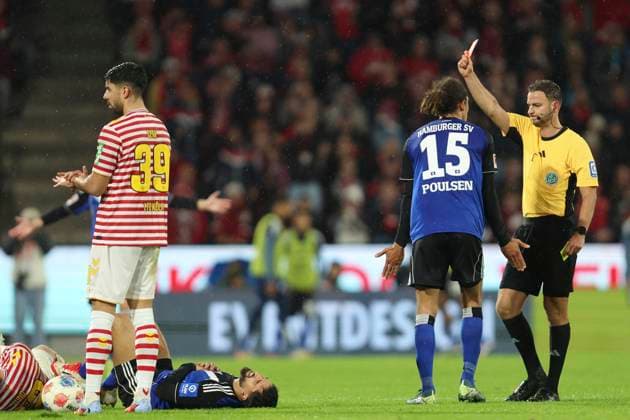 Immanuel Pherai (Hamburger SV) erhaelt die gelb-rote Karte waehrend des spiels der Bundesliga zwischen 1. FC Köln und Hamburger SV, RheinEnergieSTADION am 02. November 2025 in Köln, Deutschland. (Foto von Oliver Kaelke DeFodi Images) +++ Immanuel Pherai (Hamburger SV) gets the yellow red card during the Bundesliga match between 1. FC Köln and Hamburger SV at RheinEnergieSTADION on November 2, 2025 in Köln, Germany. (Photo by Oliver Kaelke DeFodi Images) DFL regulations prohibit any use of photographs as image sequences and or quasi-video. (Photo by Oliver Kaelke DeFodi Images) Immanuel Pherai Hamburger SV erhaelt die gelb rote Karte waehrend des spiels der Bundesliga zwischen 1 FC Köln und Hamburger SV, RheinEnergieSTADION am 02 November 2025 in Köln, Germany Photo by Oliver Kaelke DeFodi Images Immanuel Pherai Hamburger SV gets the yellow red card during the Bundesliga match between 1 FC Köln and Hamburger SV at RheinEnergieSTADION on November 2, 2025 in Köln, Germany Photo by Oliver Kaelke DeFodi Images DFL regulations prohibit any use of photographs as image sequences and or quasi video Photo by Oliver Kaelke DeFodi Images