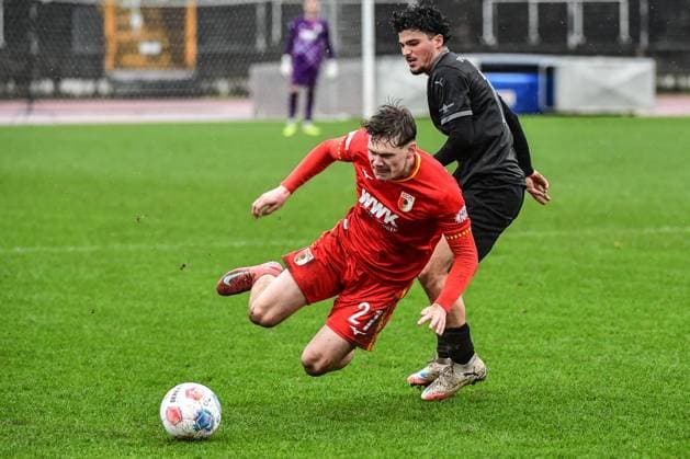 Regionalliga Bayern: FC Augsburg II vs SpVgg Greuther Fuerth II, 02.11.2025 Mehmet Avlayici (SpVgg Greuther Fuerth II, 16) bring Florian Hangl (FC Augsburg II, 27) zu Fall , Augsburg, 02.11.2025 - 16. Spieltag der Regionalliga Bayern, FC Augsburg II vs SpVgg Greuther Fuerth II, Augsburg Rosenaustadion Copyright: xBEAUTIFULxSPORTS Märklx
