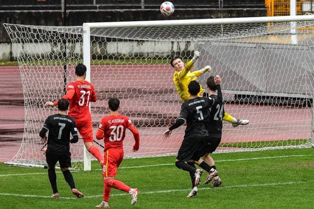 Regionalliga Bayern: FC Augsburg II vs SpVgg Greuther Fuerth II, 02.11.2025 Faustabwehr durch Timo Schlieck (SpVgg Greuther Fuerth II, 1) , Augsburg, 02.11.2025 - 16. Spieltag der Regionalliga Bayern, FC Augsburg II vs SpVgg Greuther Fuerth II, Augsburg Rosenaustadion Copyright: xBEAUTIFULxSPORTS Märklx