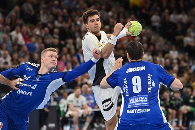 Renars USCINS (GER),Aktion,Zweikampf. Handball Laenderspiel Deutschland (GER) - Island (ISL) am 02.11.2023 SAP GARDEN