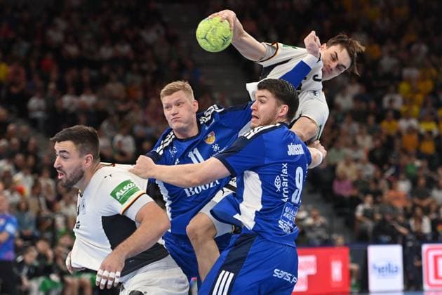 Julian KOESTER (GER),Aktion,Zweikampf. li:Jannik KOHLBACHER (GER)- Handball Laenderspiel Deutschland (GER) - Island (ISL) am 02.11.2023 SAP GARDEN