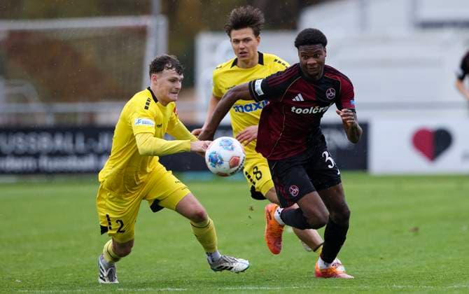 02.11.2025 - Fussball - Saison 2025 2026 - Regionalliga Bayern - 16. Spieltag: 1. FC Nürnberg FCN II ( Club ) - SpVgg Bayreuth - MiOt - xmixotx - 02.11.2025 - Fussball - Saison 2025 2026 - Regionalliga Bayern - 16. Spieltag: 1. FC Nürnberg FCN II ( Club ) - SpVgg Bayreuth - MiOt - xmixotx - Leon Bucher (SpVgg Bayreuth, gelbes Trikot) gegen Winners Osawe