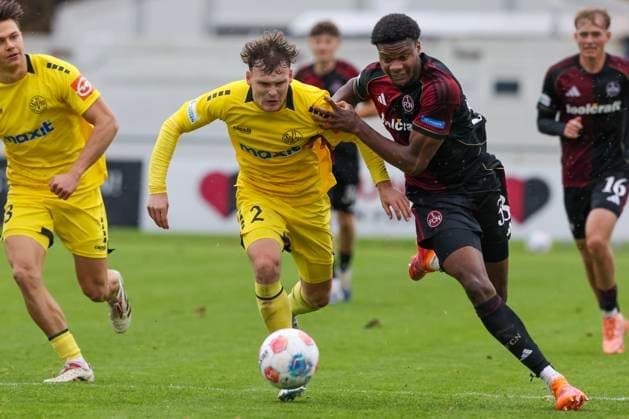 02.11.2025 - Fussball - Saison 2025 2026 - Regionalliga Bayern - 16. Spieltag: 1. FC Nürnberg FCN II ( Club ) - SpVgg Bayreuth - MiOt - xmixotx - 02.11.2025 - Fussball - Saison 2025 2026 - Regionalliga Bayern - 16. Spieltag: 1. FC Nürnberg FCN II ( Club ) - SpVgg Bayreuth - MiOt - xmixotx - Leon Bucher (SpVgg Bayreuth, gelbes Trikot) gegen Winners Osawe