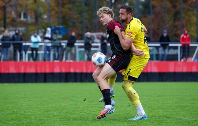 02.11.2025 - Fussball - Saison 2025 2026 - Regionalliga Bayern - 16. Spieltag: 1. FC Nürnberg FCN II ( Club ) - SpVgg Bayreuth - MiOt - xmixotx - 02.11.2025 - Fussball - Saison 2025 2026 - Regionalliga Bayern - 16. Spieltag: 1. FC Nürnberg FCN II ( Club ) - SpVgg Bayreuth - MiOt - xmixotx - Alexander Seidel (SpVgg Bayreuth, gelbes Trikot) gegen Piet Scobel
