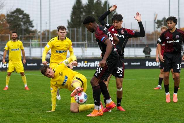 02.11.2025 - Fussball - Saison 2025 2026 - Regionalliga Bayern - 16. Spieltag: 1. FC Nürnberg FCN II ( Club ) - SpVgg Bayreuth - MiOt - xmixotx - 02.11.2025 - Fussball - Saison 2025 2026 - Regionalliga Bayern - 16. Spieltag: 1. FC Nürnberg FCN II ( Club ) - SpVgg Bayreuth - MiOt - xmixotx - Nicolas Andermatt (SpVgg Bayreuth, gelbes Trikot) gegen Winners Osawe. Hinten Eryk Grzywacz