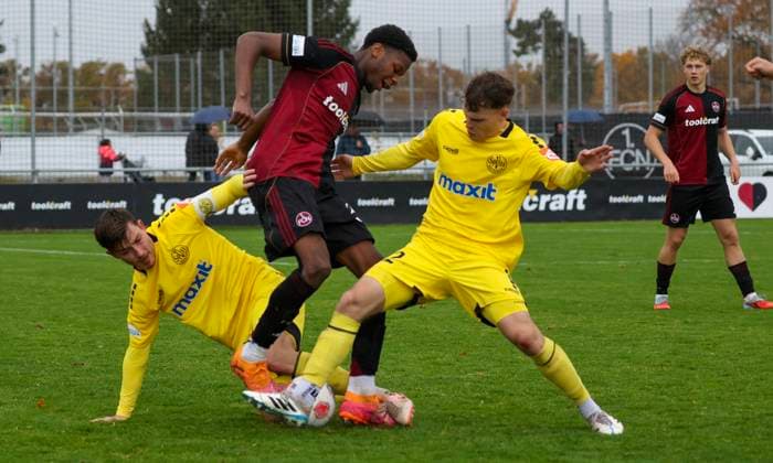 02.11.2025 - Fussball - Saison 2025 2026 - Regionalliga Bayern - 16. Spieltag: 1. FC Nürnberg FCN II ( Club ) - SpVgg Bayreuth - MiOt - xmixotx - 02.11.2025 - Fussball - Saison 2025 2026 - Regionalliga Bayern - 16. Spieltag: 1. FC Nürnberg FCN II ( Club ) - SpVgg Bayreuth - MiOt - xmixotx - Nicolas Andermatt (SpVgg Bayreuth, gelbes Trikot, liegend) und Leon Bucher (SpVgg Bayreuth, gelbes Trikot, stehend) gegen Winners Osawe.