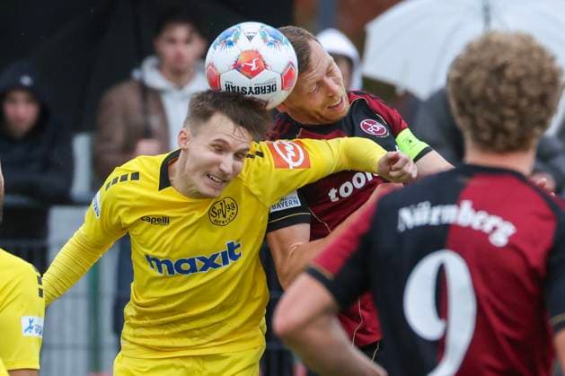02.11.2025 - Fussball - Saison 2025 2026 - Regionalliga Bayern - 16. Spieltag: 1. FC Nürnberg FCN II ( Club ) - SpVgg Bayreuth - MiOt - xmixotx - 02.11.2025 - Fussball - Saison 2025 2026 - Regionalliga Bayern - 16. Spieltag: 1. FC Nürnberg FCN II ( Club ) - SpVgg Bayreuth - MiOt - xmixotx - Dennis Lippert (SpVgg Bayreuth, gelbes Trikot) gegen Fabian Menig