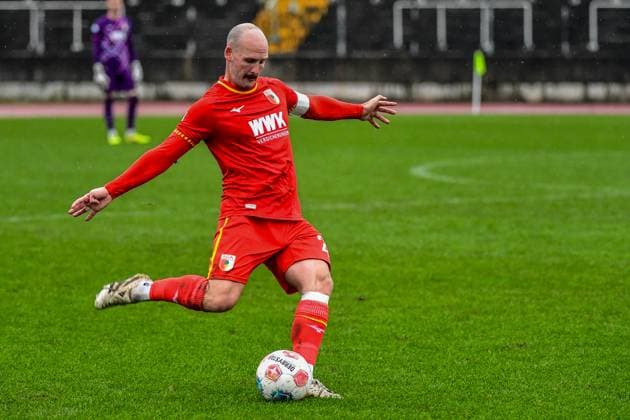 Regionalliga Bayern: FC Augsburg II vs SpVgg Greuther Fuerth II, 02.11.2025 Hendrik Hofgärtner (FC Augsburg II, 28) , Augsburg, 02.11.2025 - 16. Spieltag der Regionalliga Bayern, FC Augsburg II vs SpVgg Greuther Fuerth II, Augsburg Rosenaustadion Copyright: xBEAUTIFULxSPORTS Märklx