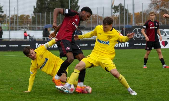 02.11.2025 - Fussball - Saison 2025 2026 - Regionalliga Bayern - 16. Spieltag: 1. FC Nürnberg FCN II ( Club ) - SpVgg Bayreuth - MiOt - xmixotx - 02.11.2025 - Fussball - Saison 2025 2026 - Regionalliga Bayern - 16. Spieltag: 1. FC Nürnberg FCN II ( Club ) - SpVgg Bayreuth - MiOt - xmixotx - Nicolas Andermatt (SpVgg Bayreuth, gelbes Trikot, liegend) und Leon Bucher (SpVgg Bayreuth, gelbes Trikot, stehend) gegen Winners Osawe.