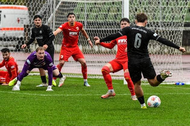 Regionalliga Bayern: FC Augsburg II vs SpVgg Greuther Fuerth II, 02.11.2025 Gefahr vor dem Tor von Tobias Jaeger (FC Augsburg II, 1) durch Arjanit Fazlija (SpVgg Greuther Fuerth II, 6), Augsburg, 02.11.2025 - 16. Spieltag der Regionalliga Bayern, FC Augsburg II vs SpVgg Greuther Fuerth II, Augsburg Rosenaustadion Copyright: xBEAUTIFULxSPORTS Märklx