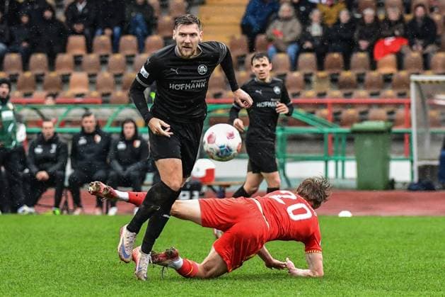 Regionalliga Bayern: FC Augsburg II vs SpVgg Greuther Fuerth II, 02.11.2025 Yannick Scholz (SpVgg Greuther Fuerth II, 14) am Ball; dahinter am Boden Fynn Heinze (FC Augsburg II, 20) , Augsburg, 02.11.2025 - 16. Spieltag der Regionalliga Bayern, FC Augsburg II vs SpVgg Greuther Fuerth II, Augsburg Rosenaustadion Copyright: xBEAUTIFULxSPORTS Märklx