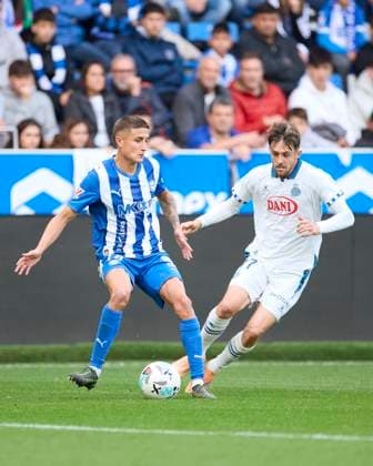 November 2, 2025, Vitoria, Alava, SPAIN: Nahuel Tenaglia of Deportivo Alaves competes for the ball with Jofre Carreras of RCD Espanyol during the LaLiga EA Sports match between Deportivo Alaves and RCD Espanyol at Mendizorrotza on November 2, 2025, in Vitoria, Spain. Vitoria SPAIN - ZUMAa181 20251102_zaa_a181_067 Copyright: xRicardoxLarreinax