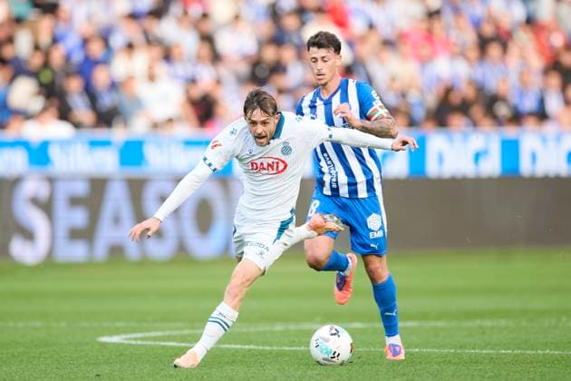 November 2, 2025, Vitoria, Alava, SPAIN: Jofre Carreras of RCD Espanyol competes for the ball with Antonio Blanco of Deportivo Alaves during the LaLiga EA Sports match between Deportivo Alaves and RCD Espanyol at Mendizorrotza on November 2, 2025, in Vitoria, Spain. Vitoria SPAIN - ZUMAa181 20251102_zaa_a181_071 Copyright: xRicardoxLarreinax