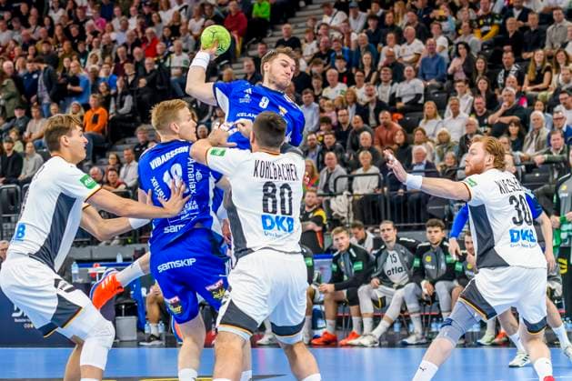 GER, DHB, Freundschaftsspiel Nationalmannschaft Deutschland vs Island 02.11.2025, SAP Garden, Muenchen, GER, DHB, Freundschaftsspiel Nationalmannschaft Deutschland vs Island, im Bild Elvar Örn J—nsson Elvar Oern Jonsson (Island 9) scheitert an Jannik Kohlbacher (Deutschland 80) und Tom Kiesler (Deutschland 30)