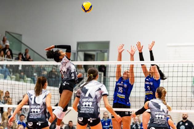 02.11.2025, GER, Volleyball, Frauen, 1.BL, Hauptrunde, Saison 25 26, Schwarz-Weiss Erfurt - Allianz MTV Stuttgart Alianza Darley (Schwarz-Weiss Erfurt) 99089 Erfurt Sporthalle Sportanlage Rieths Thüringen Deutschland
