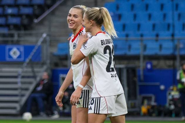 Hamburg, Deutschland 02. November 2025: 1. BL - Frauen - 2025 2026 - Hamburger SV vs. Eintracht Frankfurt Im Bild: v.li. Torschützin Laura Freigang (Frankfurt) macht das Tor zum 3:0 für Frankfurt und jubelt mit Rebecka Blomqvist (Frankfurt) DFB regulations prohibit any use of photographs as image sequences and or quasi-video Volksparkstadion Hamburg Copyright: xFotostandx xFantinix